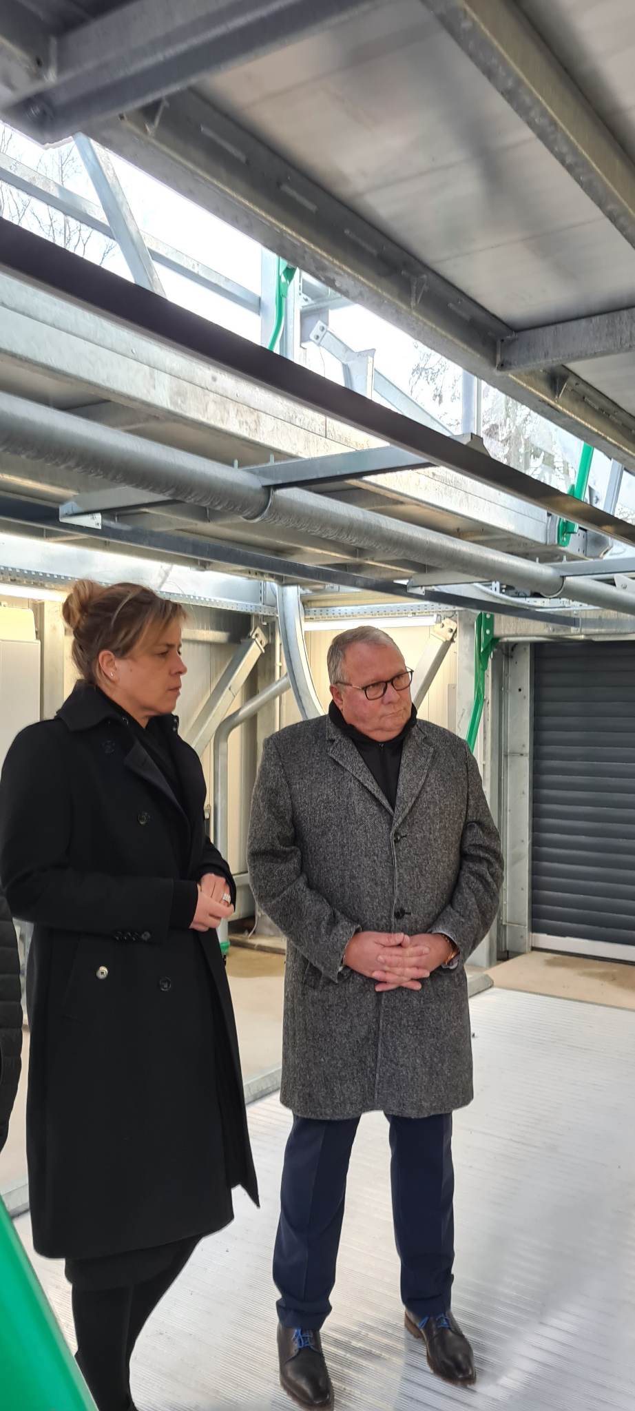 Ministerin Neubaur besucht e-Parktower in haltern am See